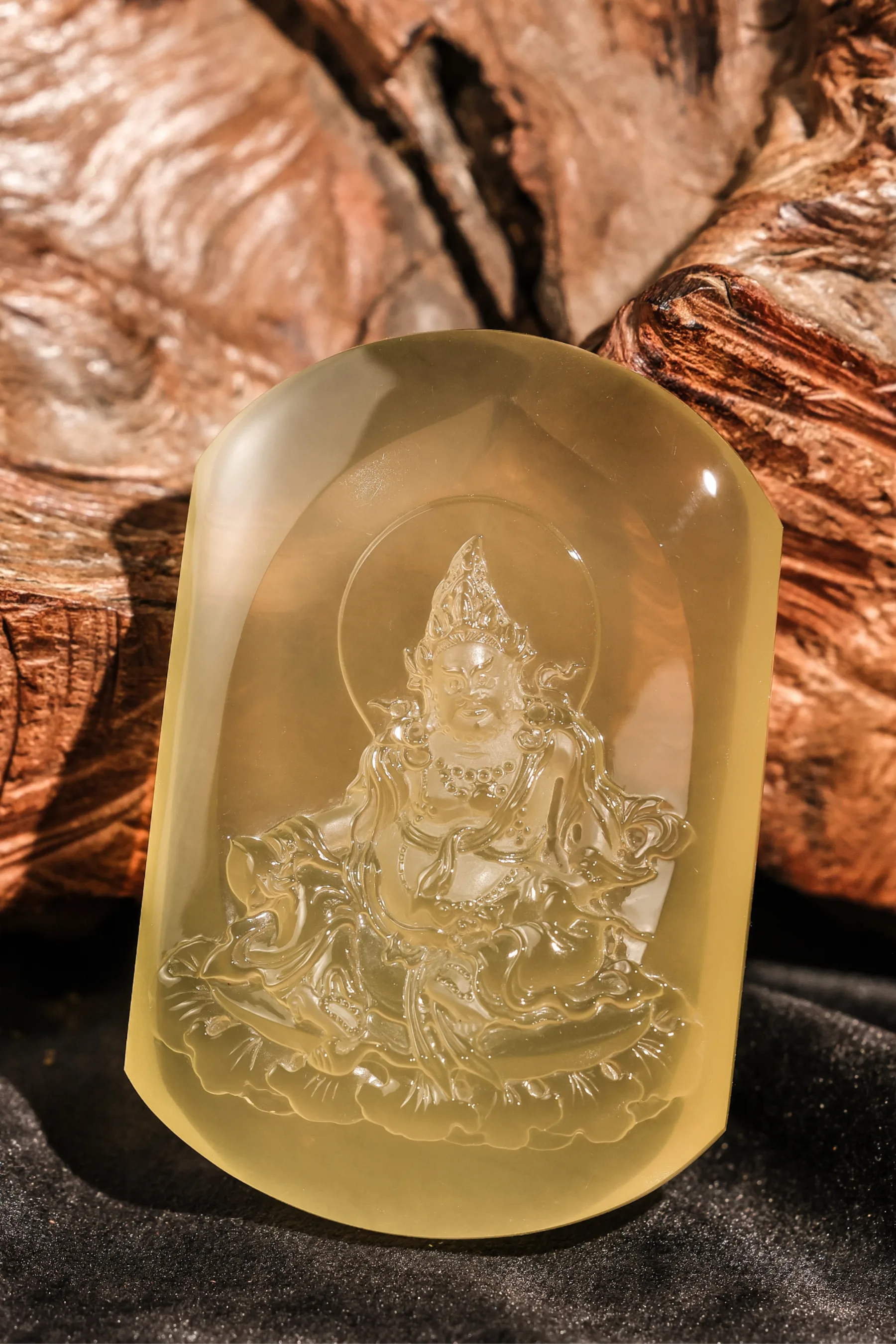 木纹背景上的黄水晶典藏雕件